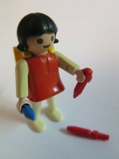 FILLE ENFANT AVEC CARTABLE ET