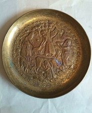 assiette décorative en laiton repoussé - diamètre 20 cm