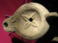 LAMPE A HUILE ROMAINE A DECOR FEUILLES ACCANTHE  AVEC SOCLE EXPO