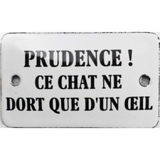 Plaque humoristique émaillée  6x10cm : PRUDENCE CE CHAT NE DORT QUE D'UN OEIL.