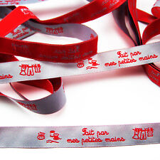 RUBAN - FAIT PAR MES PETITES MAINS - TEXTE TISSE ROUGE S/RUBAN GRIS 1m x 13mm