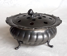 PIQUE-FLEURS OU POT-POURRI EN ETAIN SIGNE