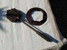 petit moule à gaufre ancien LE PARISIEN gaufrier fonte avec son support 19 ème S