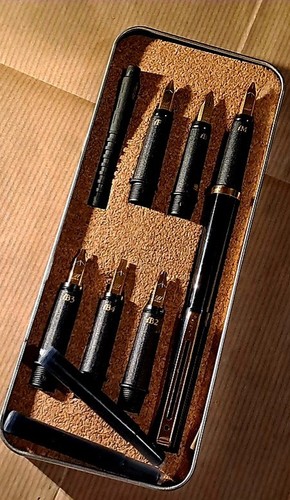 Lot plumes de - plumes, stylo