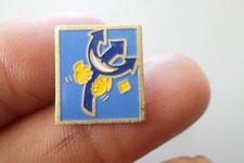 rare Badge pin s broche  CLUB MED  logo avec sourire tourisme  vacances