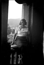 Femme assise rambarde balcon -