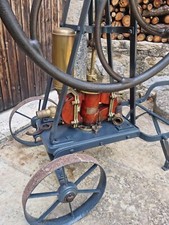 Ancienne pompe à vin pompe