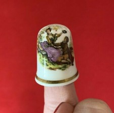 Vintage Fenton Chine Amour Scène Blanc OS Couleur Or Dé à Coudre Fait Angleterre