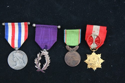 Lot insignes médailles - de,