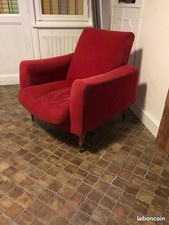 FAUTEUIL GARY style scandinave 1950 1960 velours ras rouge, pieds bois/laiton