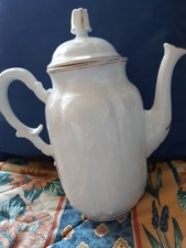 ancienne cafetiere en porcelaine de Limoges. Très bon état. 