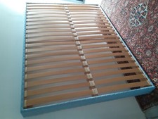 sommier à lattes 140x190, très bon état, fourni avec 4 pieds en bois.