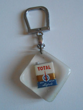 ANCIEN PORTE CLES BIDON HUILE