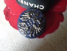 1 bouton CHANEL . reflé bleu