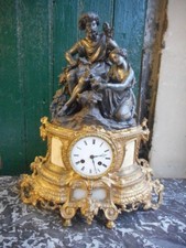  PENDULE HORLOGE STATUE AVEC 2