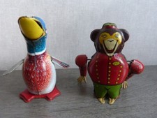 LOT DE 2 jouets anciens en tole  a remontoir ,singe JO , canard(chsl)