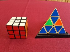 2 JEU  RUBIKS CUBE PYRAMIDE  AVEC SOCLE   ANNEE 1980 VINTAGE COLLECTION