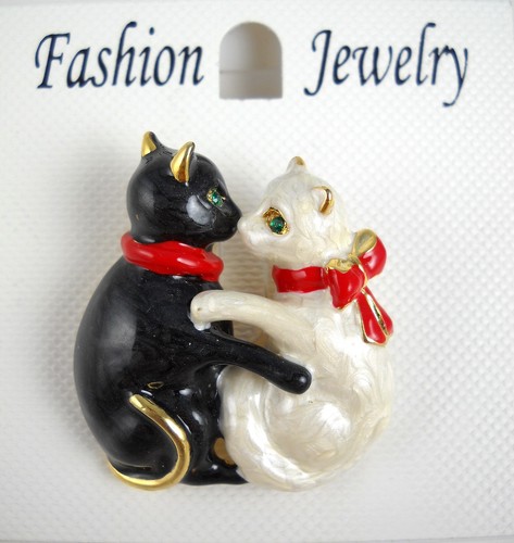 Black white cat hugging pin - black,