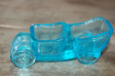Saleron en forme de voiture ancienne en verre turquoise , verre moulé