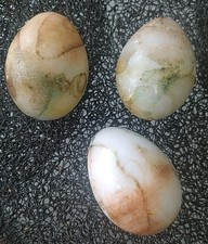 3 oeufs en pierre  polie 7 Cm