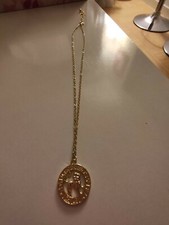 Collier Pendentif Signe Astrologique Lion en métal doré  En Très Bon Etat.