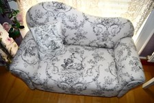 Petit canapé de style pour enfant en toile de Jouy noir et écru