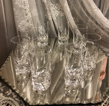 8 PETITS VERRES CRISTAL CISELE