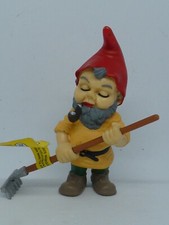 FIGURINE PVC PLASTIQUE NAIN DE JARDIN AVEC RATEAU