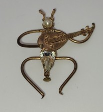 Broche ancienne figurative Petit musicien insecte au luth – Strass & perle #G3