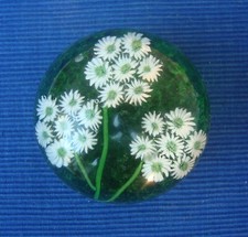 V62Jolie Boule Presse Papier Sulfure Verre Décor Fleurs Baccarat ? Clichy?