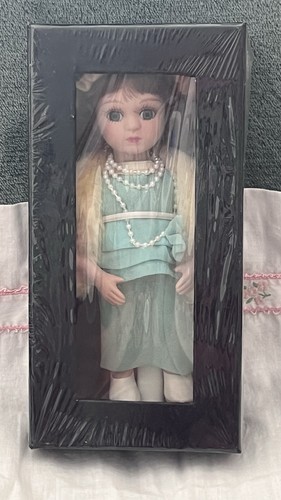 Petite poupée jamais ouvert - petite,