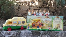 CAMPING CAR + FIGURINES " LES PETITS MALINS " MAPLE TOWN . EN BOITE . BANDAI