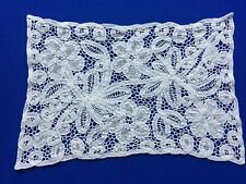 ancien napperon / broderie main aux rubans :  26 X 17 cm ( réf: C80)