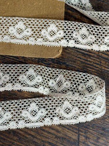 Dentelle ancienne petite - -,