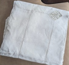 Drap en lin brodé ancien