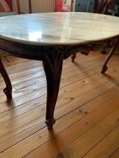 Table basse style baroque avec plateau marbre