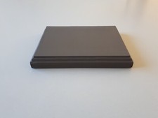 socle peint en gris  pour