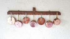 Lot 4 casseroles en cuivre miniature + 4 couvercles + Support bois L64cmx H24cm
