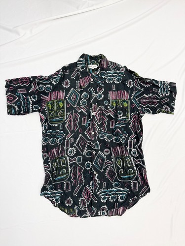 Une chemise manches - à,