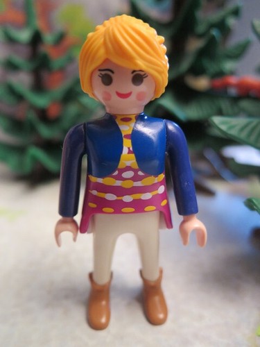 Femme blonde vie maison