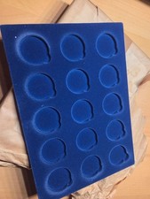 5 plateaux de monnaie pour 15 pièces jusqu'à 42 mm de diamètre en velours...