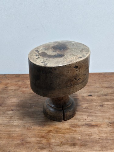Ancien moule forme chapeau