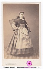FEMME EN TENUE DE VENDANGEUSE