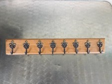 ANCIEN PORTE TORCHONS 8 CROCHETS FLEUR DE LYS BOIS ET LAITON CUISINE GITES