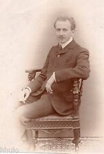 B424 Photographie vintage Originale Homme assis chaise mode fashion 1902