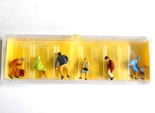 PREISER 144 HO FIGURINE PERSONNAGE ASSIS PASSAGER PASSANT HOMME TENU EPOQUE 1960
