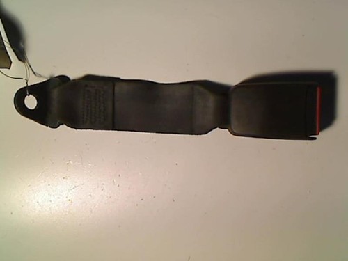 Attache ceinture arriere droit