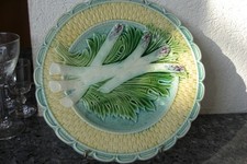 Assiette ancienne en barbotine