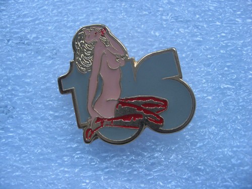 Pin seins - *pin's, nus
