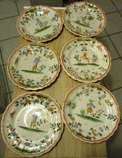 ASSIETTES EN FAIENCE DE MOUSTIER AUX GROTESQUES 6 PIECES